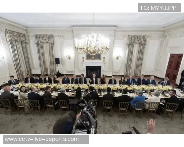 C罗身着西装出席白宫晚宴与美国防长亲密合影引发热议 C罗身着西装出席白宫晚宴与美国防长亲密合影引发热议